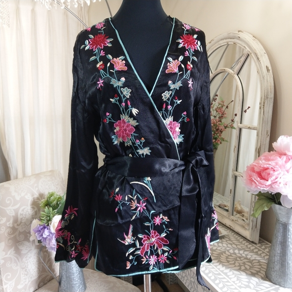 🍒NWOT🍒 FREE PEOPLE EMBROIDERED SATIN KIMONO - Picture 4 of 10